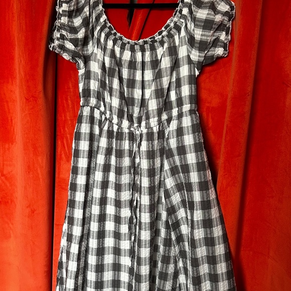 NWOT Torrid SEERSUCKER GINGHAM GREY & WHITE PEASANT MIDI DRESS Size 1X - Picture 2 of 6